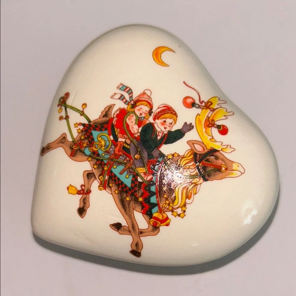 Made in Taiwan Vintage Christmas Heart Shaped Trinket Box NWT